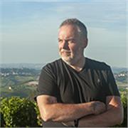 Sono un fotografo professionista da 30 anni, specializzato in sport e reportage con ottime conoscenze nella fotogarfia d'arte, still-life e fotogtafia di interni per agenzie immobiliari